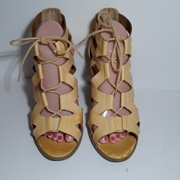 Charlotte Russe yellow heels sandals 8 - Picture 2 of 9